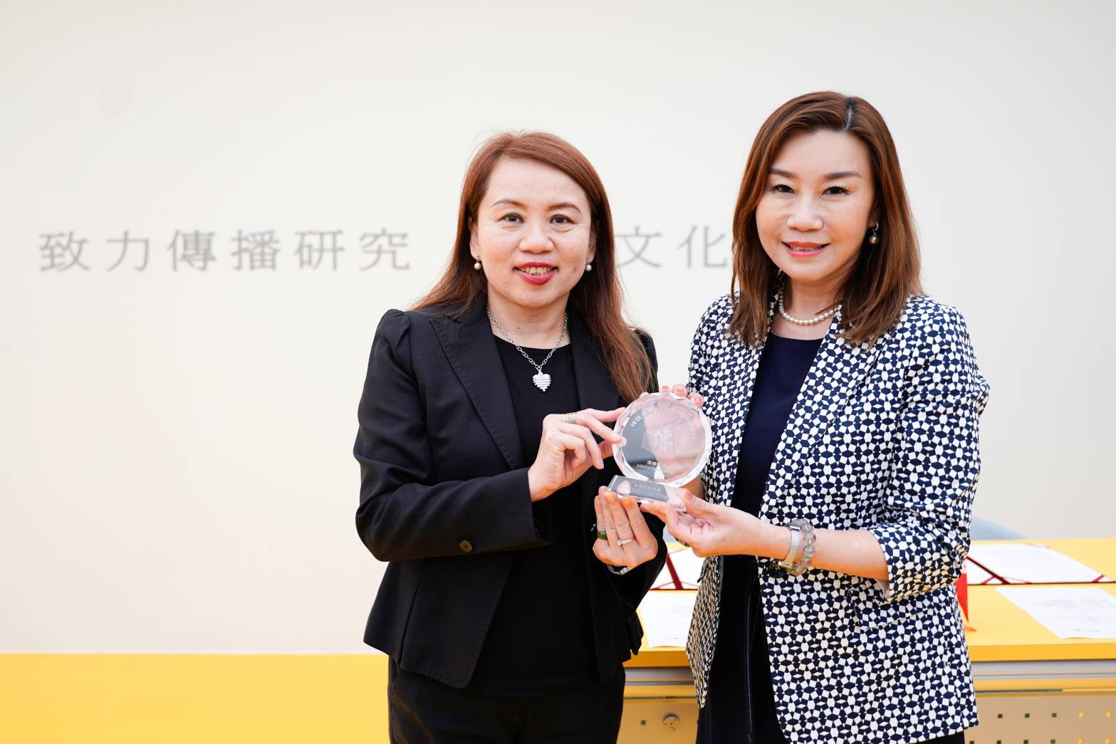 The head of the College of Communication of NCCU, Prof. Yi-Ning Chen, and the Head of the School of Communication of The Hang Seng University of Hong Kong (HSUHK), Prof. Hung Tso, signed a memorandum 